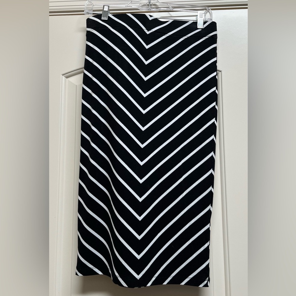 Women’s midi black and white lined skirt